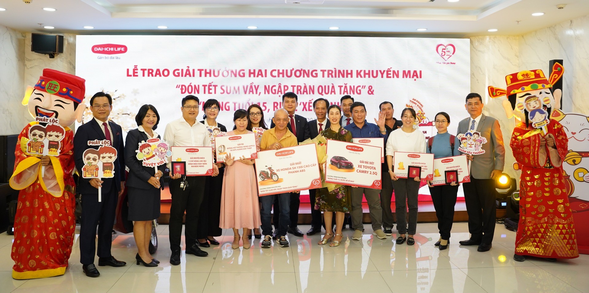 Các khách hàng may mắn trúng thưởng của hai chương trình khuyến mãi "Đón Tết Sum Vầy, Ngập Tràn Quà Tặng” và "Mừng Tuổi 15, Rước ’Xế’ Về Nhà” tại TP. Hồ Chí Minh chụp hình cùng Ban Giám đốc Dai-ichi Life Việt Nam